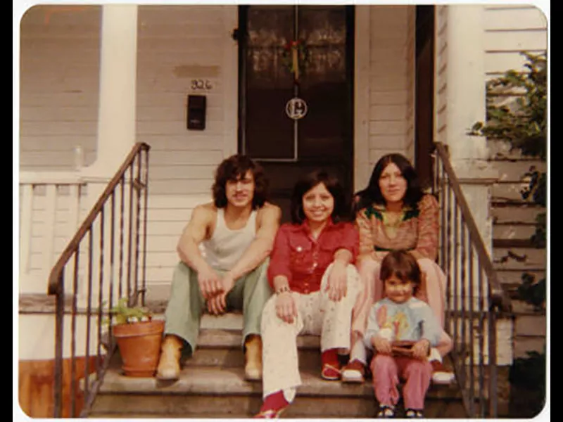 HMRC_imagescollection_Family_on_steps
